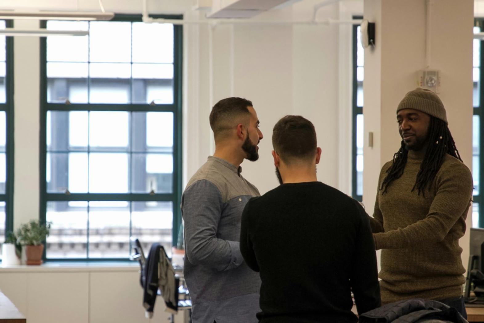 Gruppe von Teilnehmern in einer Trading-Psychologie Schulung