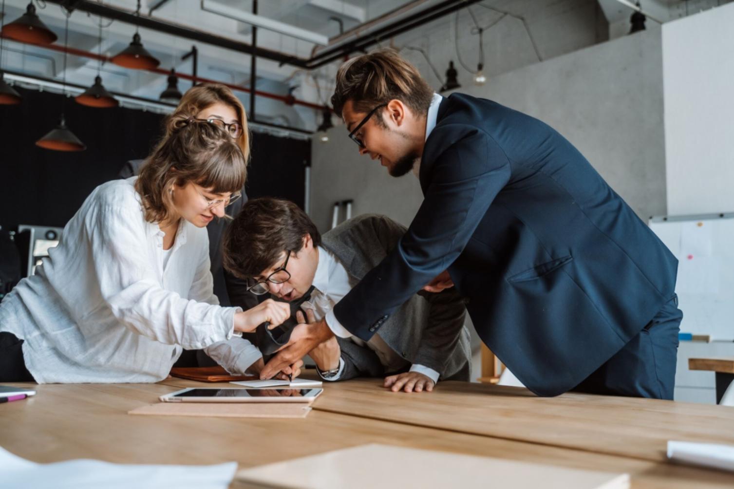 Professioneller Trader analysiert Marktdaten am Computer